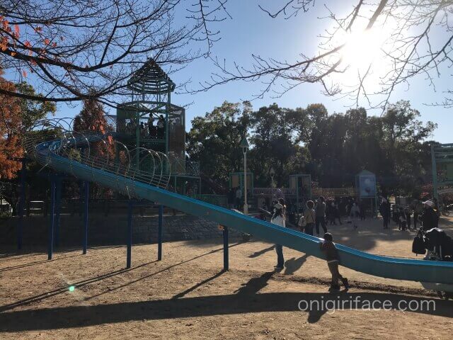 大阪城公園遊具広場のローラー滑り台