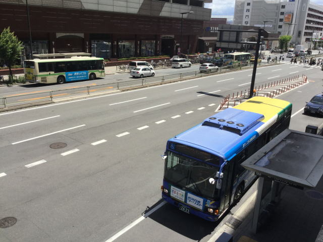 天王寺駅ハルカス前に停車している近鉄バス