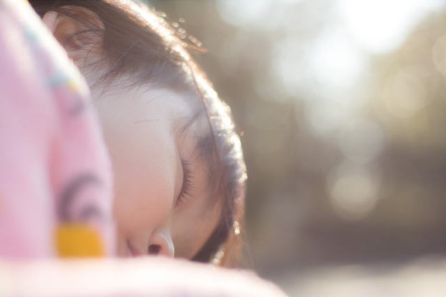 子供が昼寝をしている様子