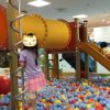「ボーネルンドあそびのせかいキドキド」ボールプール滑り台で遊ぶ娘