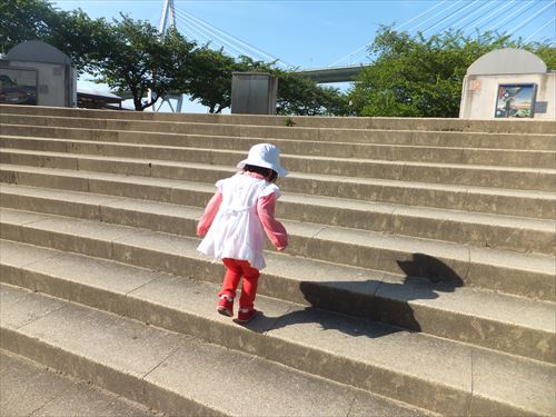 天保山登山する2歳児