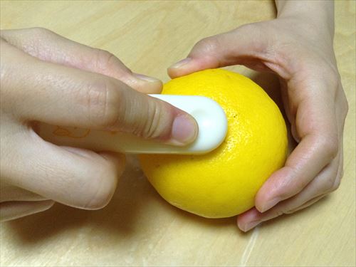 皮むき器「ムッキーちゃん」で皮をむく図