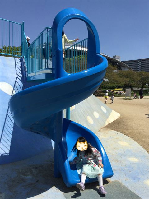 大阪「八幡屋公園」ジンベイザメ遊具、左側の幼児向け回転滑り台