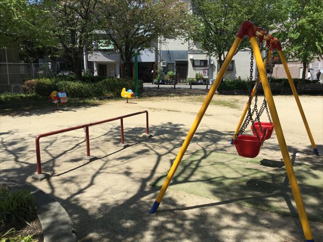 「八幡屋公園」ブランコと乗り物