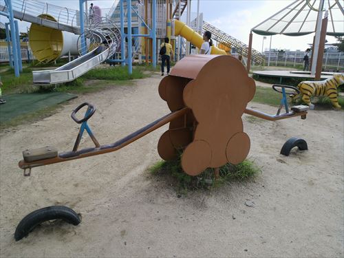 花園中央公園の大型遊具・シーソー