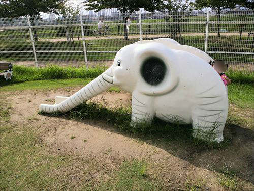 花園中央公園の大型遊具・ゾウさん滑り台