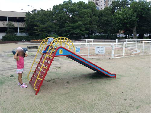 長居公園内遊具公園（遊戯広場）ミニ滑り台