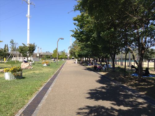 深北緑地・ロケット広場・木陰