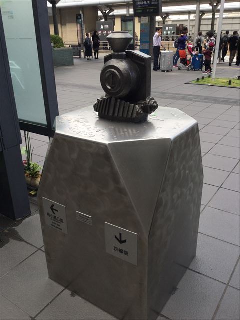 京都駅から京都鉄道博物館への道順を教えてくれるオブジェ（蒸気機関車）