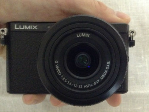 Panasonic デジタル一眼レフカメラ「LUMIX DMC-GM1K」を手に持ったの様子