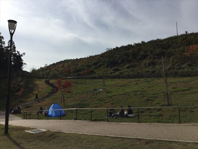 「彩都なないろ公園」丘でお弁当を食べる