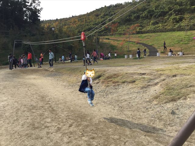 「彩都なないろ公園」ロープぶら下がって移動するアスレチック風遊具