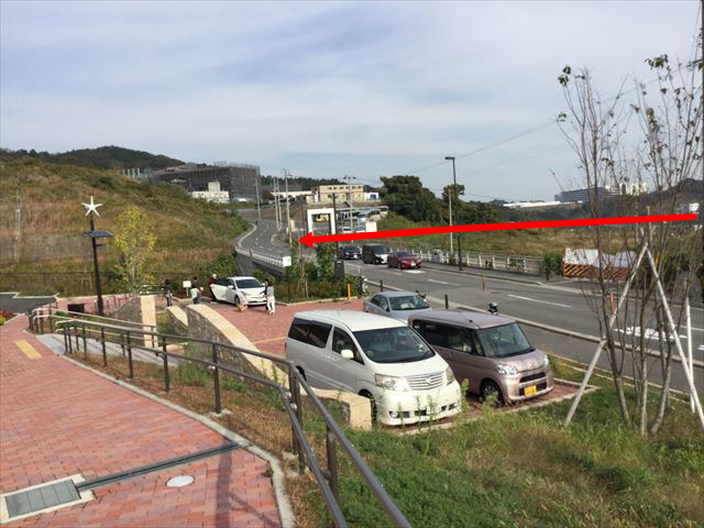 「彩都なないろ公園」に向かう小路