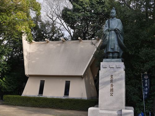 豊臣秀頼公像・玉造稲荷神社