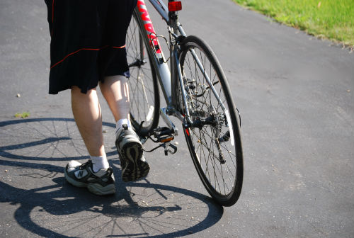 自転車を押している様子