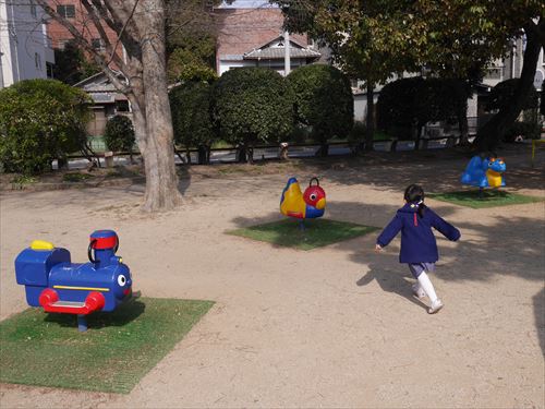 住吉公園児童遊戯場・3歳～6歳遊具・スイング遊具