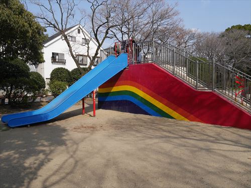 住吉公園児童遊戯場・3歳〜6歳遊具・滑り台