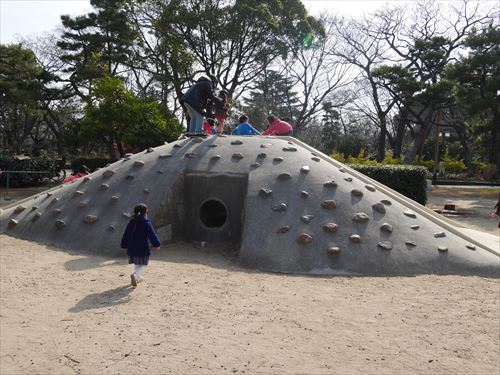 住吉公園児童遊戯場・6歳～12歳遊具・小学生向け・石の山