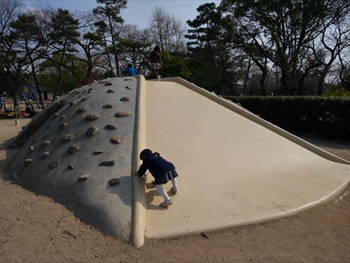 住吉公園児童遊戯場・6歳～12歳遊具・小学生向け・石の山滑り台側