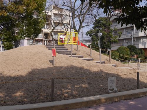 住吉公園児童遊戯場・6歳～12歳遊具・小学生向け・滑り台の階段