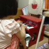 子供がピアノを弾いている様子