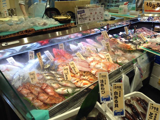 「セントラルスクエア・ライフ」森ノ宮店の様子（食料品売り場）・新鮮な魚