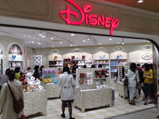 ルクアーレのディズニーストア店頭の様子