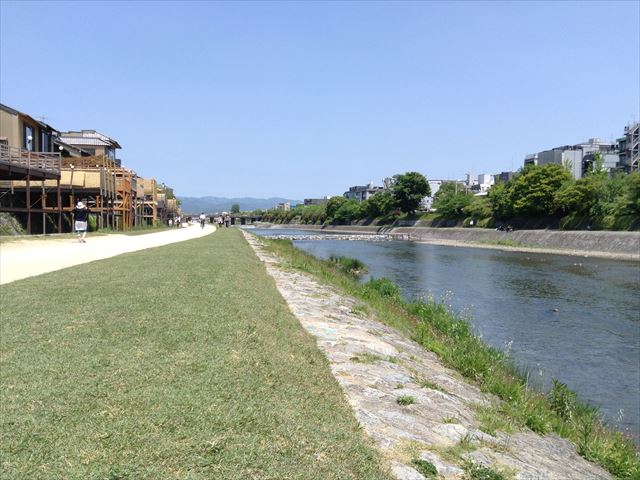 四条鴨川を歩く