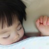 子供が昼寝している様子