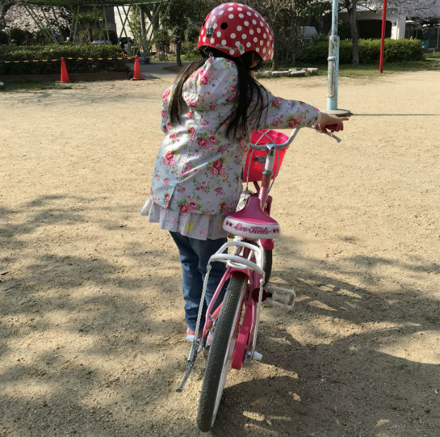 駒無し自転車の練習を始める娘