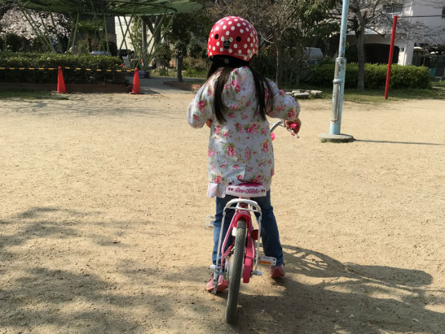 駒無し自転車で練習する子供