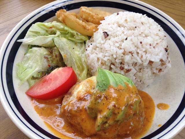 ろ〜りチーズの彩り野菜ハンバーグ（1,110円）・ハンズカフェ