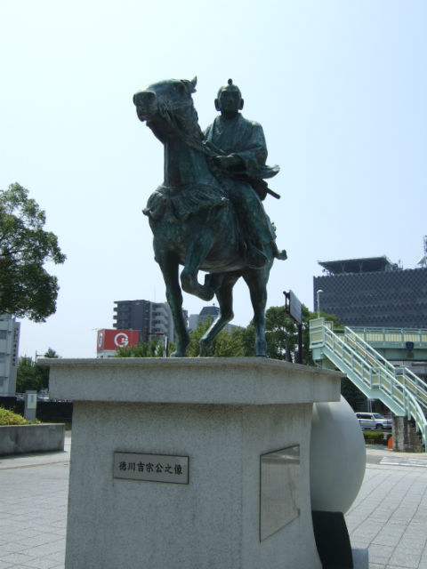 徳川吉宗像。和歌山県立近代美術館前