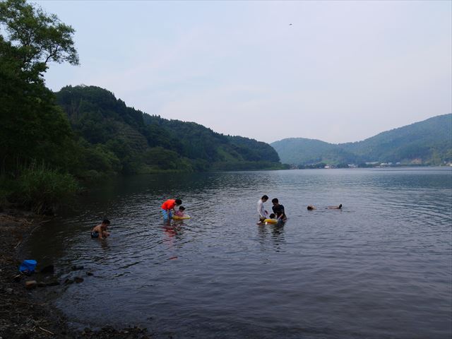 奥琵琶湖キャンプ場、すぐ前の琵琶湖