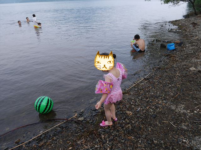 奥琵琶湖で水遊びする子供