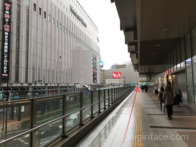 ルクア大阪横の通路（茶屋町・阪急大阪梅田駅方面）