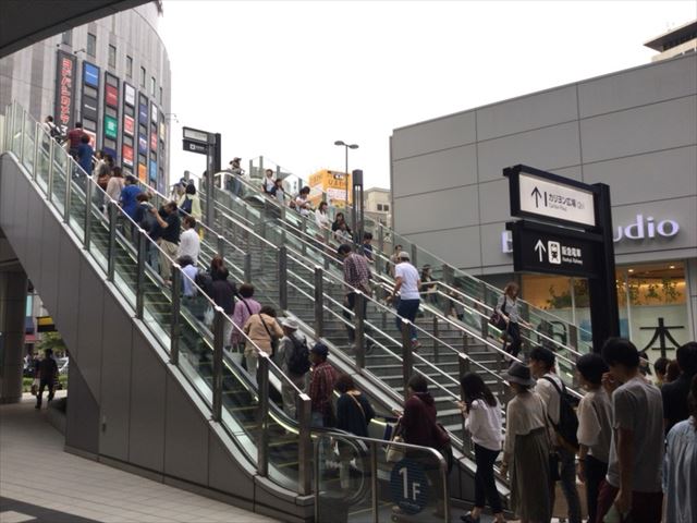 阪急電車・梅田駅・2階中央改札に向かう道順