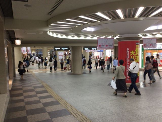 阪神梅田本店を通過し、ディアモールに向かう地下街