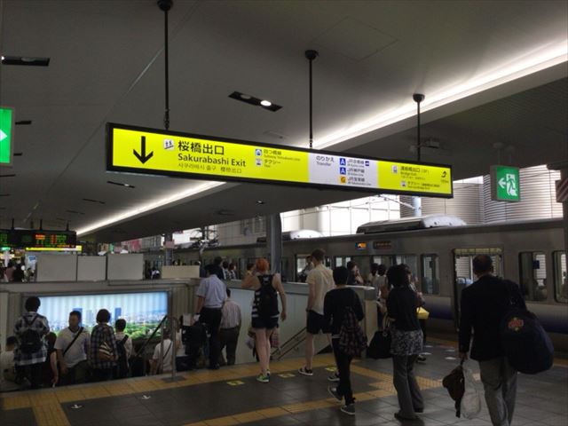 JR大阪駅ホーム、桜橋口方面の階段