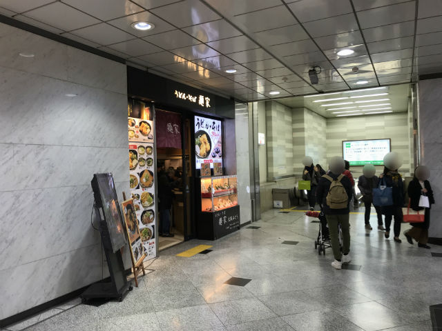 JR大阪駅御堂筋口「うどん・そば麺家」とエスカレーター