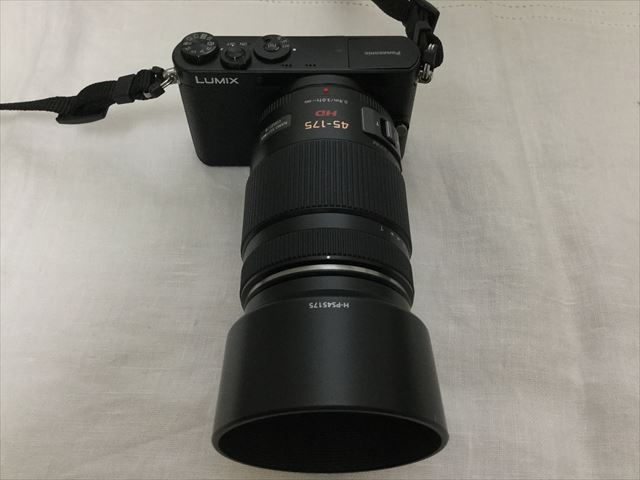 LUMIX GMに望遠レンズを取り付けた様子