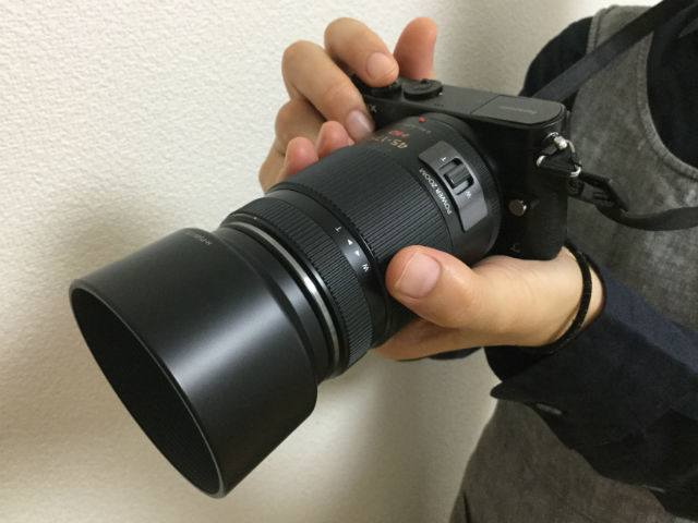 LUMIX GMに望遠レンズを取り付けた様子