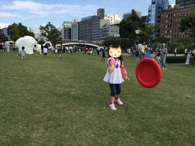 ボーネルンド・フリスビー「ソフト受け皿（ボレー）」を芝生公園で投げてみました