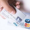 クレジットカードを複数持っている様子