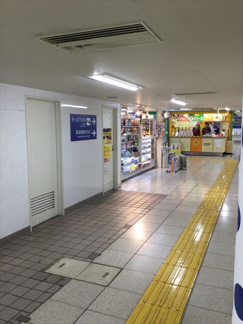 阪神百貨店のエレベーターから出て阪神電車乗り場に向かう道