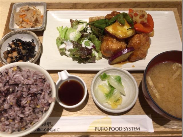 さち福やカフェ・天王寺ミオプラザ館店おすすめメニュー「鶏とたっぷり根菜のあんかけ定食」