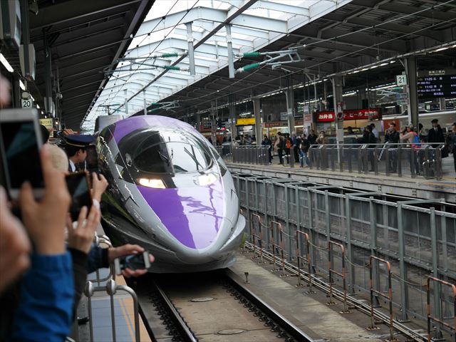 「エヴァンゲリオン新幹線（エヴァ新幹線）」新大阪駅20番ホームに到着