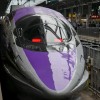 「エヴァンゲリオン新幹線（エヴァ新幹線）」新大阪駅20番ホームに到着