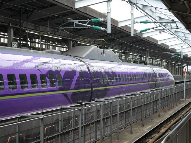 「エヴァンゲリオン新幹線（エヴァ新幹線）」新大阪駅向かいの21番ホームから撮影