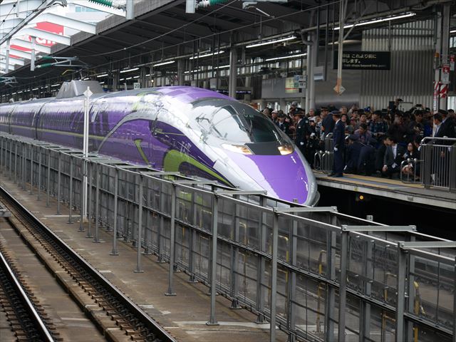 「エヴァンゲリオン新幹線（エヴァ新幹線）」新大阪駅向かいの21番ホームから撮影